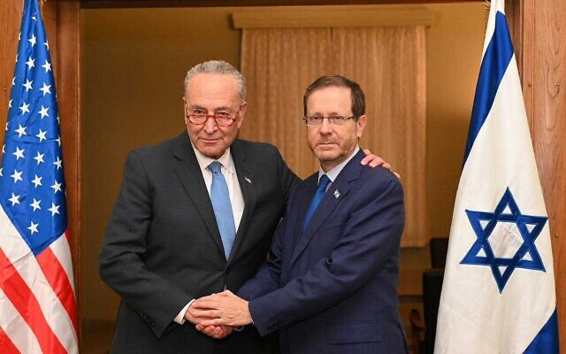 Le leader de la majorité au sénat américain Chuck Schumer rencontre le président Isaac Herzog à la Kirya à Tel Aviv, le 15 octobre 2023. (Crédit : Haim Zach/GPO)