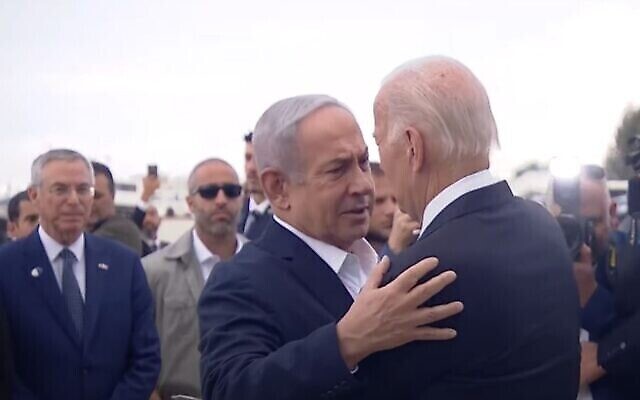 Le Premier ministre Benjamin Netanyahu accueille et enlace le président américain Joe Biden à l'aéroport Ben Gurion, le 18 octobre 2023. (Capture d'écran)