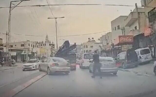 Des images d'une caméra de surveillance montrant un homme armé tirant sur un véhicule appartenant à Israël avec une famille à l'intérieur, dans la ville de Huwara, en Cisjordanie, le 5 octobre 2023. (Crédit : Capture d'écran)