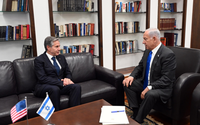 Le Premier ministre Benjamin Netanyahu rencontrant le secrétaire d'État américain Antony Blinken, à Tel Aviv, le 12 octobre 2023. (Crédit : Haïm Zach/GPO)
