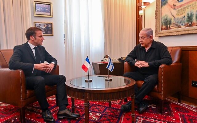 Le Premier ministre Benjamin Netanyahu, à droite, rencontre le président français  Emanuel Macron à Jérusalem le 24 octobre 2023. (Crédit : Kobi Gideon/GPO)