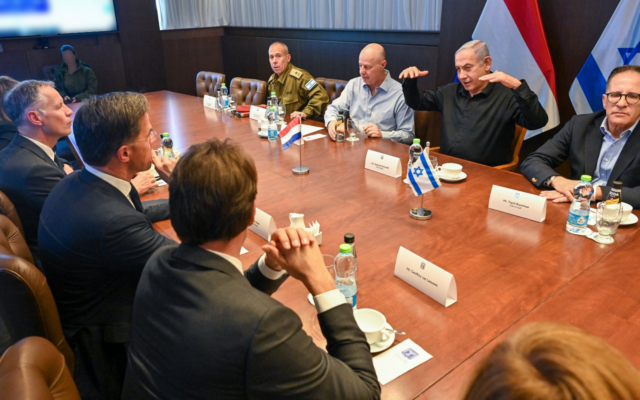 Le Premier ministre Benjamin Netanyahu rencontrant son homologue néerlandais Mark Rutte, à Jérusalem, le 23 octobre 2023. (Crédit : Kobi Gidon/GPO)