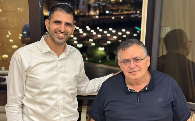 Le ministre des Communications Shlomo Karhi, à gauche, et le président de la commission de l'Économie de la Knesset David Bitan arrivant en Arabie Saoudite, le 2 octobre 2023. (Crédit : Ministère des Communications)