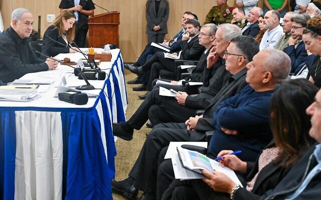 Le Premier ministre Benjamin Netanyahu et le membres du gouvernement d'urgence, le 15 octobre 2023. (Crédit : Kobi Gideon/GPO)
