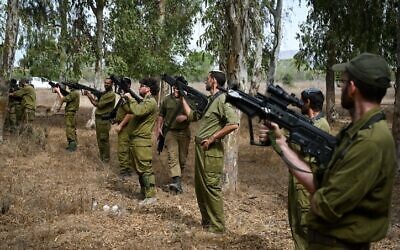 Des réservistes du Corps d’Infanterie de l’armée israélienne lors d'un entraînement aux armes légères dans le nord du plateau du Golan avant de se diriger vers la bande de Gaza, le 8 octobre 2023. (Crédit : Michael Giladi/Flash90)
