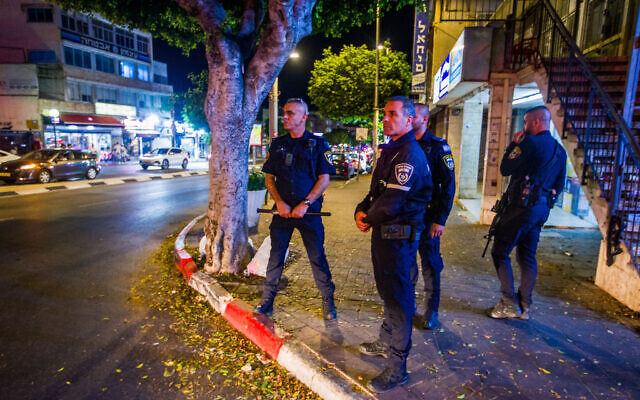 La police inspecte les lieux des émeutes où une personne a été tuée et plusieurs autres blessées dans le cadre d'une bagarre entre Érythréens à Netanya, le 30 septembre 2023. (Crédit : Flash90)