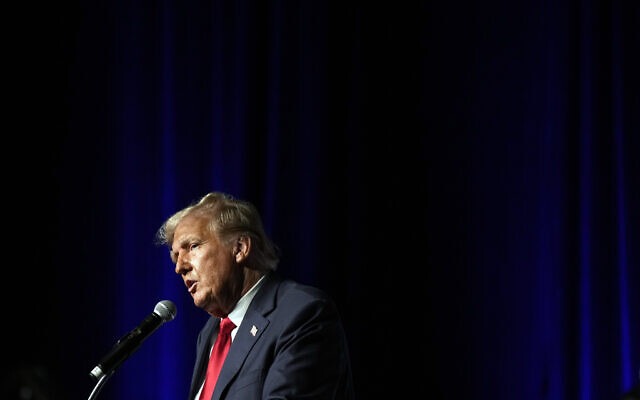 Le candidat républicain à la présidentielle, l'ancien président américain Donald Trump, au Palm Beach County Convention Center à West Palm Beach (Floride), le 11 octobre 2023. (Crédit : AP Photo/Rebecca Blackwell)