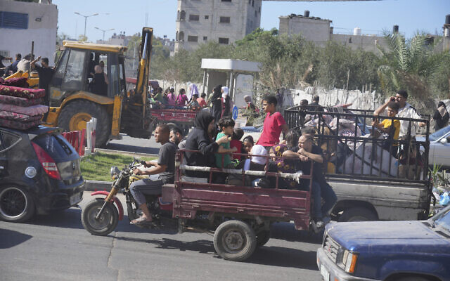 Des Palestiniens fuyant vers le sud de la bande de Gaza après que l'armée israélienne a lancé un avertissement d'évacuation à la population de plus d'un million d'habitants du nord de Gaza, le 13 octobre 2023. (Crédit : Hatem Moussa/AP Photo)