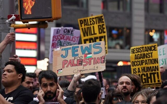 Des milliers de manifestants se sont rassemblés dimanche à Times Square, dans Manhattan, pour exprimer leur soutien au peuple palestinien et exhorter à ne pas poursuivre l'aide militaire américaine à Israël (Crédit :  Bryan R. Smith (AFP))