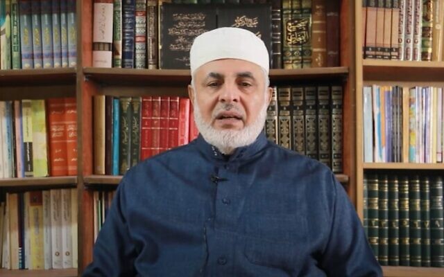 Saleh al-Raqab, professeur à l'université islamique de Gaza et ancien ministre, à Gaza, des Affaires religieuses et patrimoniales, en 2022. (Capture d'écran :  YouTube)