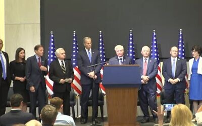 Le sénateur Lindsey Graham s'exprimant lors d'une conférence de presse aux côtés de neuf autres sénateurs américains dans un hôtel de Tel Aviv, le 22 octobre 2023. (Crédit : Capture d'écran)