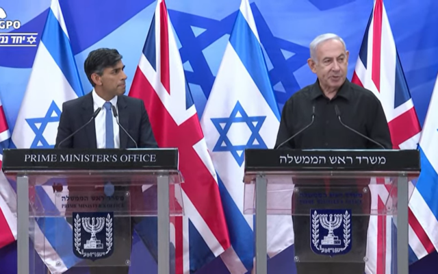 Le Premier ministre britannique Rishi Sunak, à gauche, s'adressant aux médias aux côtés du Premier ministre Benjamin Netanyahu, à Jérusalem, le 19 octobre 2023. (Crédit : Capture d'écran/GPO)
