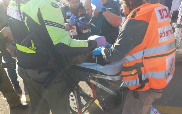 Un homme soigné après avoir été blessé lors d'un affrontement avec des Palestiniens près de Rimonin, le 26 octobre 2023. (Crédit : Capture d’écran ; utilisée conformément à l'article 27a de la loi sur le droit d'auteur)