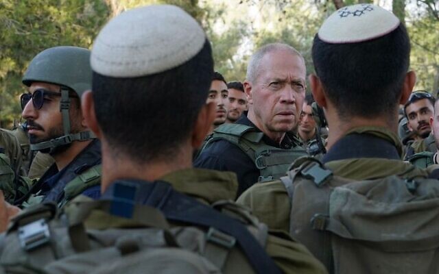 Le ministre de la Défense Yoav Gallant rencontrant des soldats à la frontière avec Gaza, le 10 octobre 2023. (Crédit : Ariel Hermoni/Ministère de la Défense)