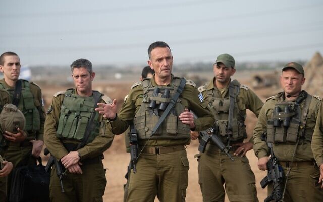 Le chef d'état-major de l'armée israélienne, le général Herzi Halevi, s'adressant aux troupes à la frontière de Gaza, le 29 octobre 2023. (Crédit : Armée israélienne)