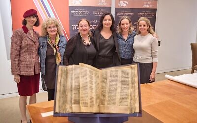 Le Musée ANU accueillant le Codex Sassoon dans sa nouvelle demeure ,le 5 octobre 2023 (Crédit : Peri Bindelglass)