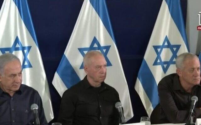 De gauche à droite : le Premier ministre Benjamin Netanyahu, le ministre de la Défense Yoav Gallant et le ministre du cabinet de guerre Benny Gantz lors d'une conférence de presse télévisée, le 18 novembre 2023. (Crédit : Douzième chaîne/Capture d'écran GPO)