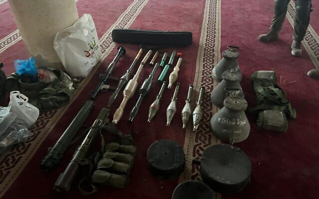 Des armes trouvées par des soldats de l’armée israélienne à l'intérieur d'une mosquée, dans le quartier Zeitoun de Gaza City, sur une photo publiée le 20 novembre 2023. (Crédit : Armée israélienne)