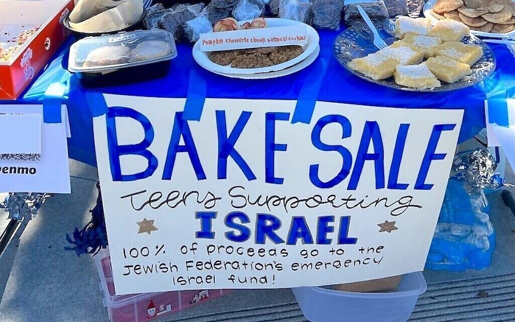 Des lycéens de Los Angeles ont organisé une vente de pâtisseries qui a permis de récolter 5 000 dollars pour le Fonds de crise en Israël de la Fédération juive du Grand Los Angeles, le 6 novembre 2023. (Fédération juive du Grand Los Angeles via la JTA)