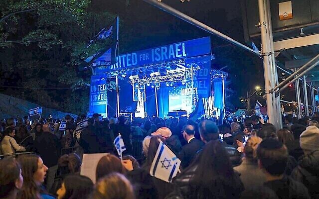 La Fédération UJA de New York a organisé un rassemblement de soutien à Israël appelant à la libération des otages israéliens, à Manhattan, le 6 novembre 2023. (Crédit : Luke Tress via la JTA)