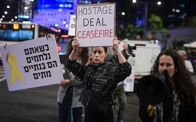 Des Israéliens manifestent pour demander la libération d'otages enlevés par des terroristes du Hamas à Gaza, devant la base de Hakirya à Tel Aviv, le 21 novembre 2023 (Crédit : Avshalom Sassoni/Flash90)