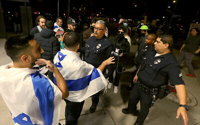 Des officiers de la police de Los Angeles séparant les manifestants pro-Israël et pro-palestiniens devant le Musée de la Tolérance, lors d'une projection privée d'images montrant le massacre du 7 octobre par le Hamas, à Los Angeles, le 8 novembre 2023. (Crédit : Luis Sinco/Los Angeles Times via Getty Images/JTA)