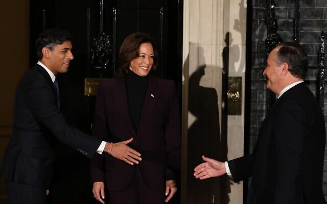 Le Premier ministre britannique Rishi Sunak (G) accueille la vice-présidente américaine Kamala Harris (C) et son mari Douglas Emhoff (D) à leur arrivée au 10 Downing Street, avant une réunion, à Londres, le 1er novembre 2023. (Crédit : Daniel LEAL / AFP)