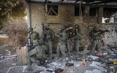 Des membres de l'unité tactique de la patrouille Yamas dans le kibboutz Beeri, près de la frontière entre Israël et Gaza, dans le sud d'Israël, le 22 octobre 2023. (Crédit : Chaïm Goldberg/Flash90)