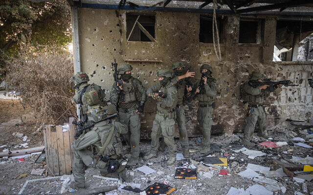 Des membres de l'unité tactique de la patrouille Yamas dans le kibboutz Beeri, près de la frontière entre Israël et Gaza, dans le sud d'Israël, le 22 octobre 2023. (Crédit : Chaim Goldberg/Flash90)