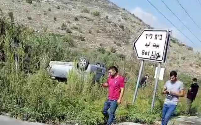 La voiture renversée d'un Israélien abattu lors d'une attaque terroriste en Cisjordanie le 2 octobre 2023 (Crédit : Capture d'écran - utilisée conformément à la clause 27a de la loi sur les droits d'auteur)