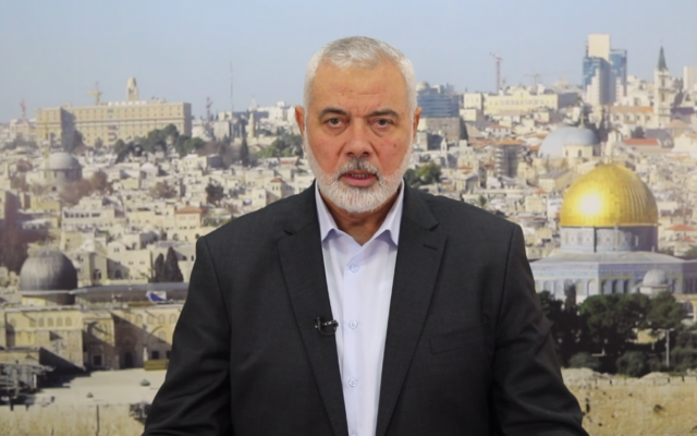 Le chef du Hamas, Ismail Haniyeh, lors d'un discours télévisé dans lequel il a appelé à une "solution politique" au conflit en cours avec Israël, le 1er novembre 2023. (Crédit : Capture d'écran de la chaîne Telegram du Hamas)