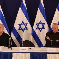 Le Premier ministre Benjamin Netanyahu et le ministre du cabinet de guerre Benny Gantz assistant à une conférence de presse à la base militaire de la Kirya, à Tel Aviv, le 28 octobre 2023. (Crédit : Abir Sultan/AFP)