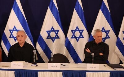 Le Premier ministre Benjamin Netanyahu et le ministre du cabinet de guerre Benny Gantz assistant à une conférence de presse à la base militaire de la Kirya, à Tel Aviv, le 28 octobre 2023. (Crédit : Abir Sultan/AFP)