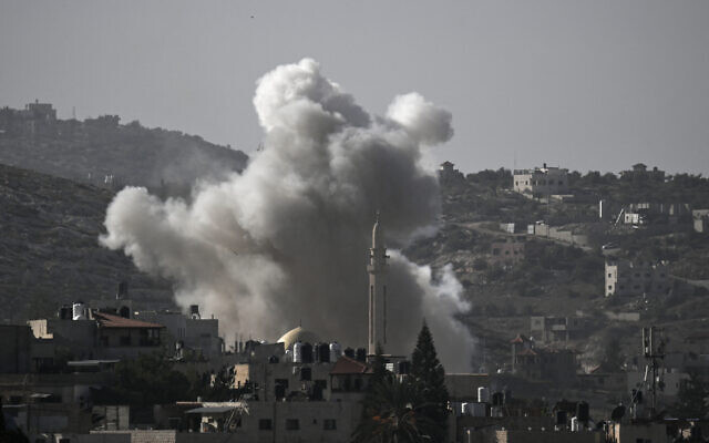 De la fumée s'élève du camp de réfugiés de Jénine lors des affrontements entre l'armée israélienne et les Palestiniens ; Jénine, Cisjordanie, le 9 novembre 2023 (Crédit : Aris MESSINIS / AFP)
