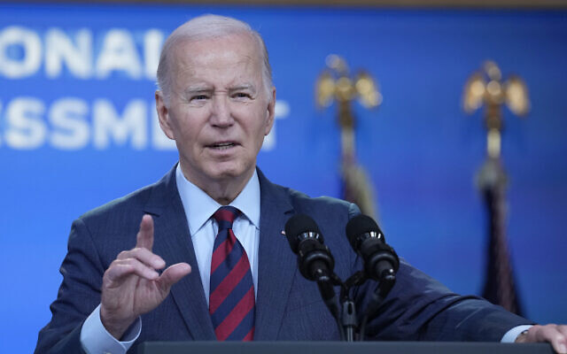 Le président américain Joe Biden s'exprime sur le changement climatique dans l'auditorium South Court du complexe de la Maison-Blanche à Washington, le mardi 14 novembre 2023. (Crédit : AP Photo/Susan Walsh)