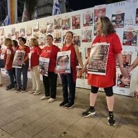 Un rassemblement de femmes, exhortant les organisations féminines du monde entier à prendre position contre les atrocités commises contre les femmes par les terroristes du Hamas, à Tel Aviv, le 12 novembre 2023. (Crédit : Galit Sabag)