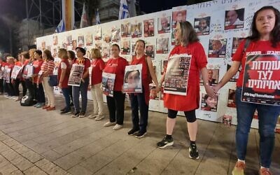 Un rassemblement de femmes, exhortant les organisations féminines du monde entier à prendre position contre les atrocités commises contre les femmes par les terroristes du Hamas, à Tel Aviv, le 12 novembre 2023. (Crédit : Galit Sabag)