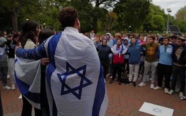 Des étudiants du centre Hillel de l'université de l'Ohio se rassemblent pour exprimer leur soutien et leur solidarité avec Israël à la suite de l'attaque du Hamas contre Israël le 7 octobre. (Crédit : Hillel International via JTA)