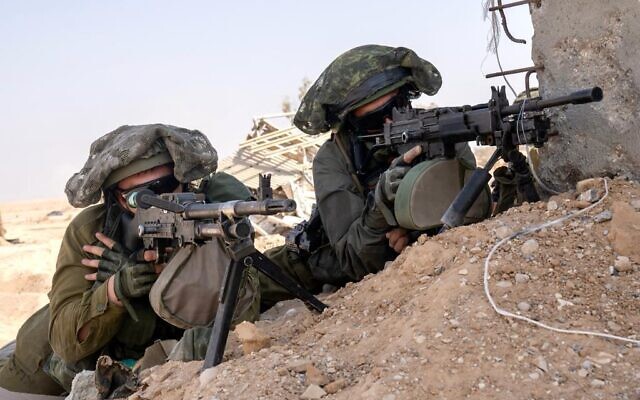 Des troupes de la 14e brigade de l’armée israélienne opérant dans la bande de Gaza, sur une photo publiée le 15 novembre 2023. (Crédit : Armée israélienne)