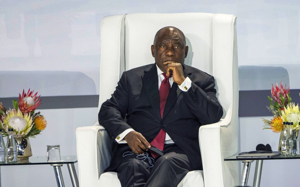Le président sud-africain Cyril Ramaphosa au sommet de trois jours du groupe des économies émergentes BRICS à Johannesburg, en Afrique du Sud, le 22 août 2023. Illustration (Crédit : Jerome Delay/AP)