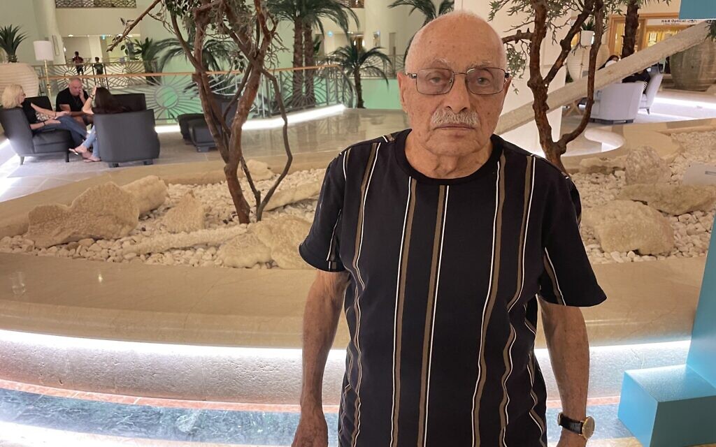 Hananel Besorai, grand-père des otages libérés Alma et Noam, qui, suite aux atrocités du 7 octobre et à l'assaut du Hamas contre leur kibboutz, et comme de nombreux résidents du kibboutz Beeri, a été installé à l'hôtel David à Ein Boqek, le 26 novembre 2023. (Crédit : Jeremy Sharon)