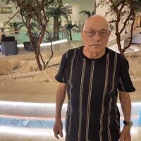 Hananel Besorai, grand-père des otages libérés Alma et Noam, qui, suite aux atrocités du 7 octobre et à l'assaut du Hamas contre leur kibboutz, et comme de nombreux résidents du kibboutz Beeri, a été installé à l'hôtel David à Ein Boqek, le 26 novembre 2023. (Crédit : Jeremy Sharon)
