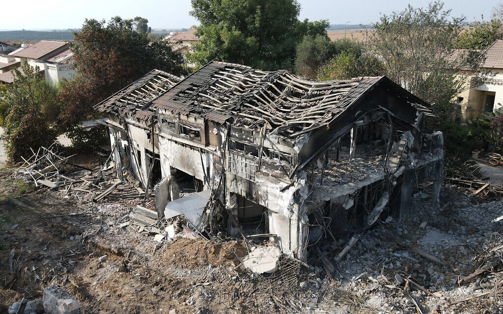 Une maison endommagée au lendemain de l’assaut terroriste palestinien le 7 octobre dans le Kibboutz Beeri près de la frontière avec Gaza, le 22 octobre 2023. (Crédit : Jack GUEZ / AFP)