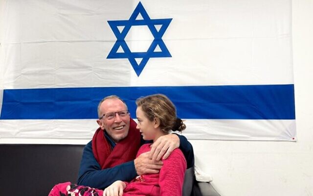 Emily Hand, à droite, retrouve son père, Tom Hand, aux premières heures du 26 novembre 2023. (Crédit : Armée israélienne)