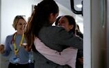 Sahar Calderon, à droite, serre sa mère dans ses bras après sa libération des mains du Hamas, le 27 novembre 2023. (Crédit : Armée israélienne)