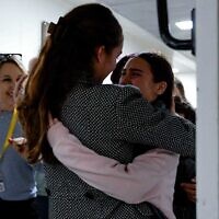 Sahar Calderon, à droite, serre sa mère dans ses bras après sa libération des mains du Hamas, le 27 novembre 2023. (Crédit : Armée israélienne)