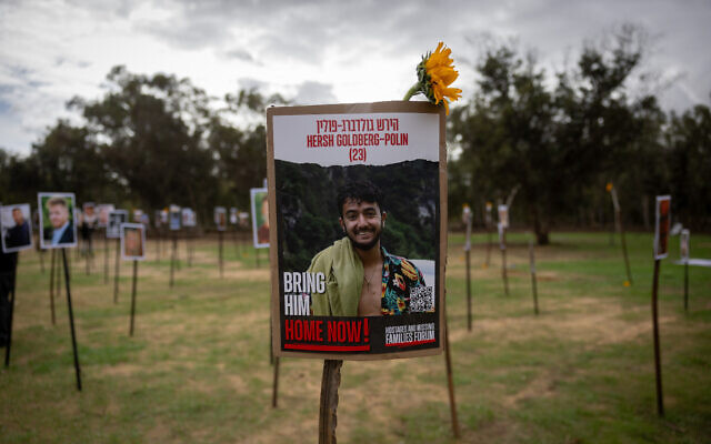 Une photo de Hersh Goldberg-Polin à un mémorial pour les personnes tuées et enlevées au Festival Supernova, à proximité du kibboutz Reïm, le 28 novembre 2023 (Crédit : Yonatan Sindel/Flash90)