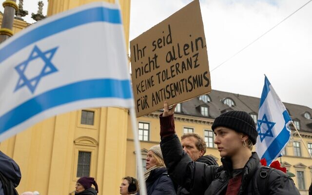 Une manifestante à un rassemblement en faveur d'Israël tient une pancarte sur laquelle on peut lire "Vous n'êtes pas seul. Aucune tolérance pour l'antisémitisme", à Munich, le 26 novembre 2023. (Crédit : Stefan Puchner/JTA/picture alliance via Getty Images)