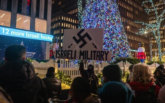 Un manifestant pro-palestinien proteste contre l'illumination de l'arbre de Noël Rockefeller, à New York, le 29 novembre 2023. (Crédit : Luke Tress via JTA)