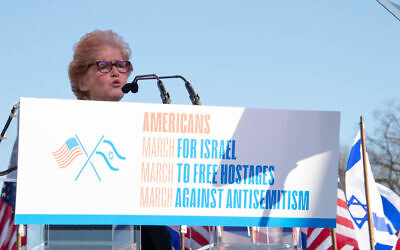 Deborah Lipstadt, envoyée spéciale de l'administration Biden à la lutte contre l'antisémitisme, lors de la Marche pour Israël à Washington, le 14 novembre 2023. (Crédit : Daryl Perry)
